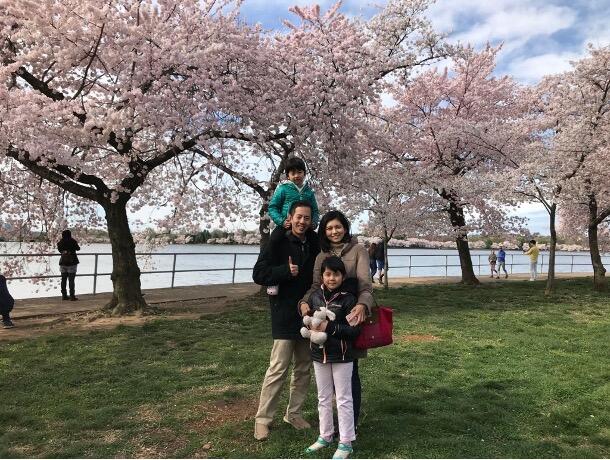 ワシントンD.C. 日米友好の桜の前での家族写真（提供：南宮湖さん）