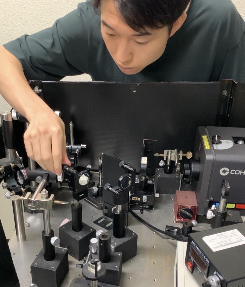 測定系を組み立てている写真。写真提供:高木さん