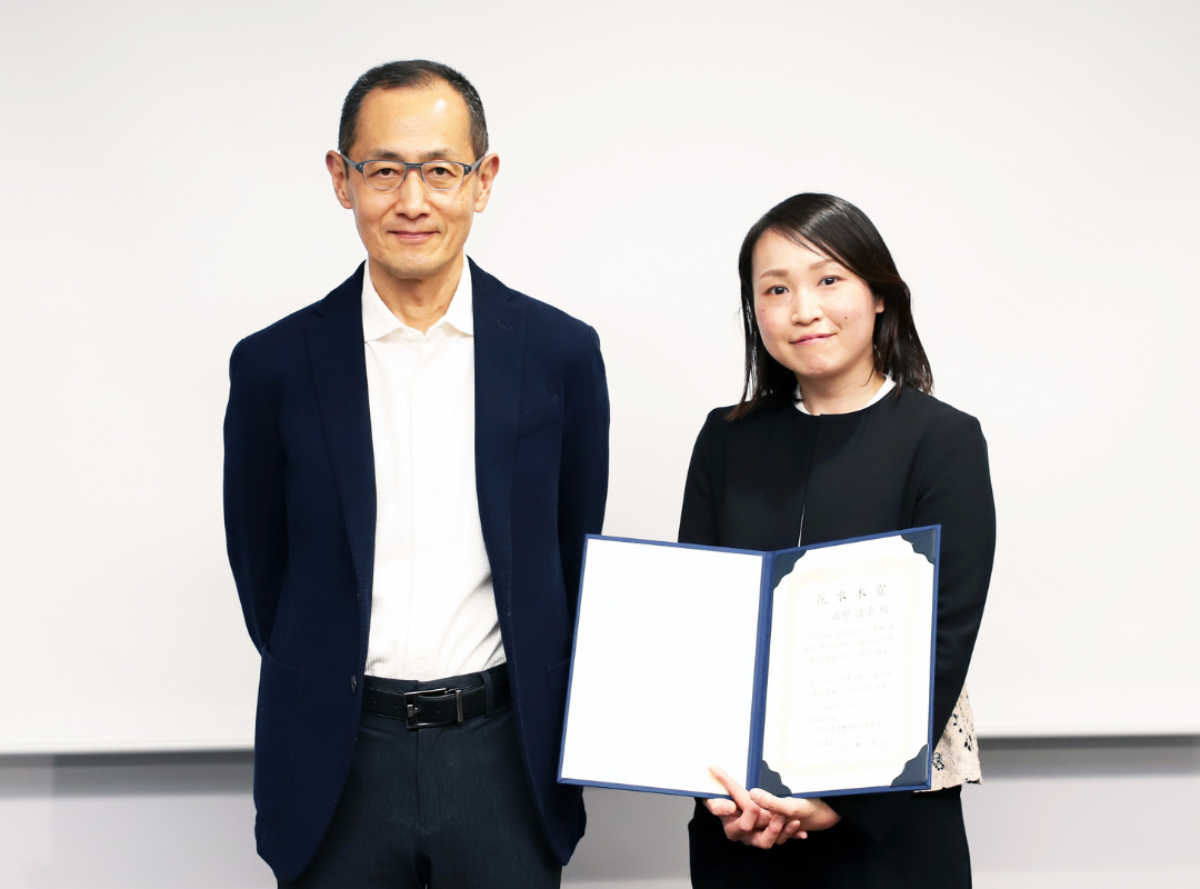 授賞式にて、賞状を持った北野優子さんと山中伸弥理事長の写真