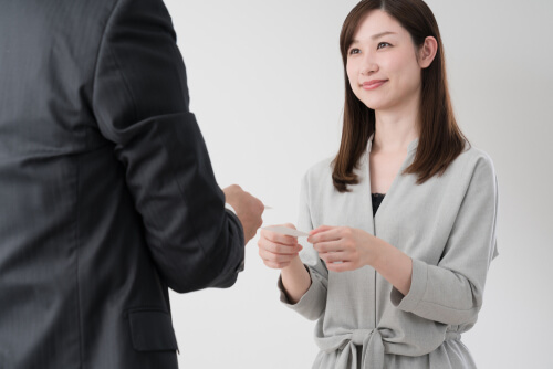 <新社会人必見>初対面の印象アップ!~自己紹介・名刺交換編~ 理系のためのビジネスマナー講座(3) | リケラボ